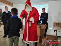 Der Nikolaus verteilt Geschenke