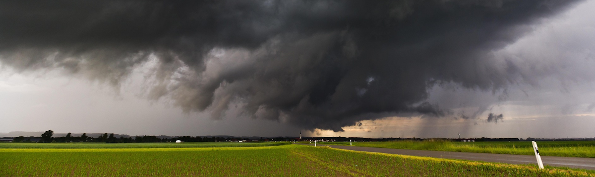 Unwetterwolke über Dorf