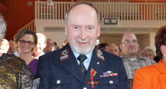 Ehrenwehrführer Helmut Maas in Uniform mit Bundesverdienstkreuz