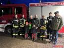 Gruppenfoto vor dem Feuerwehrauto