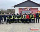 Gruppenfoto der Lehrgangsteilnehmenden vor dem Feuerwehr-Gerätehaus Wahlschied